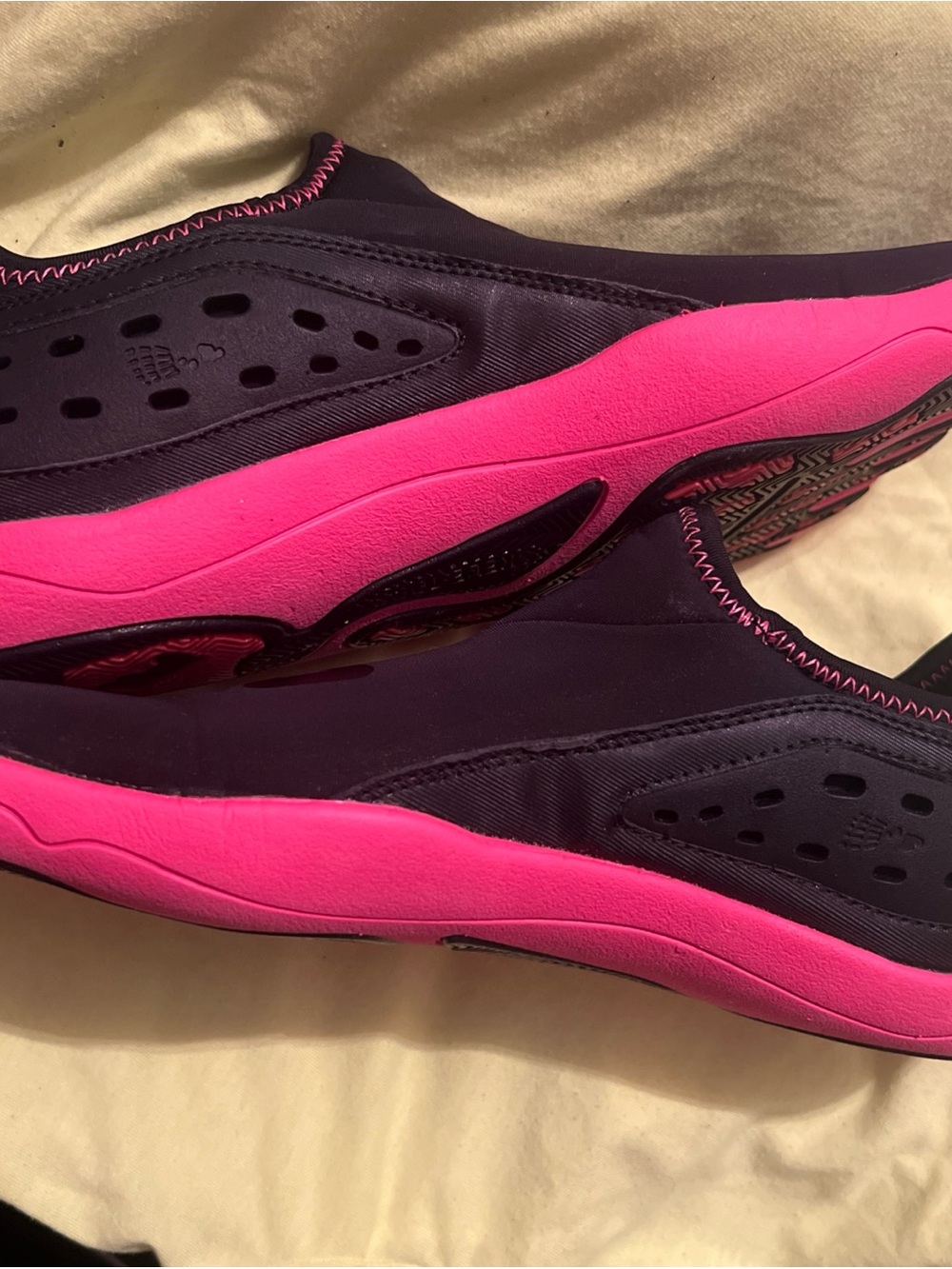 Fila Skele-Toes Women's Slip-On Athletic Sneakers in Black & Hot Pink Size 10